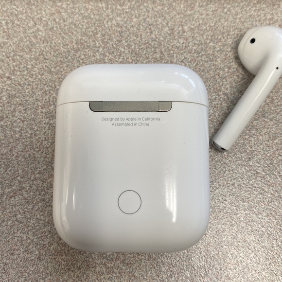 Apple Airpods 2 ‼️PLEASE READ‼️ - Picture 2 of 9